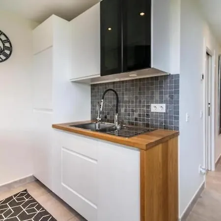 First Floor With 2 Bed Apartment