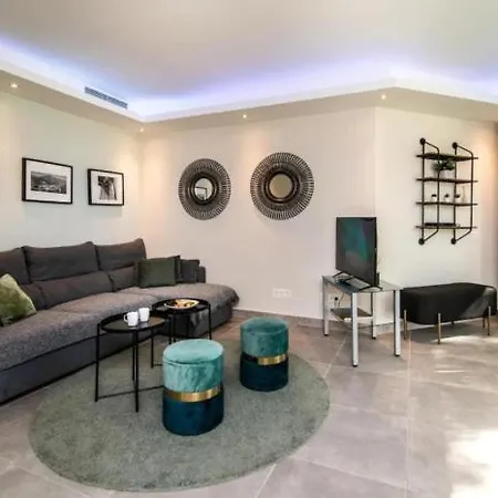First Floor With 2 Bed Apartment *